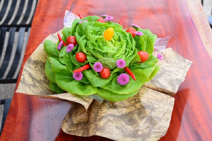 Rau được trang tr&iacute; th&agrave;nh h&igrave;nh thức b&oacute; hoa.