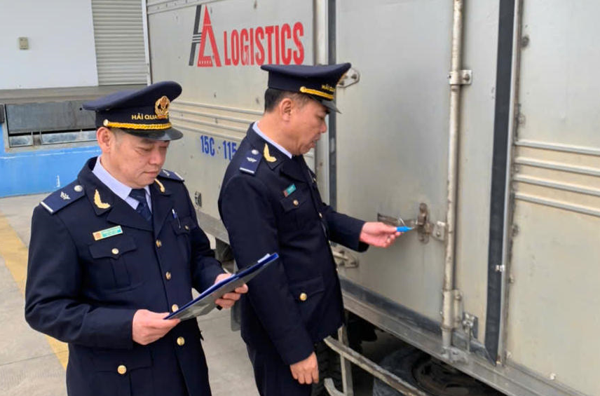 Hoạt động nghiệp vụ của c&ocirc;ng chức Chi cục Hải quan khu vực VIII. Ảnh: KT