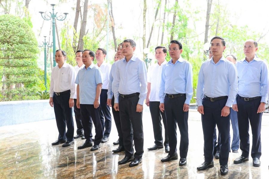 Thủ tướng Lê Minh Hưng dâng hương tri ân các anh hùng liệt sĩ tại Khu di tích Ngã ba Đồng Lộc