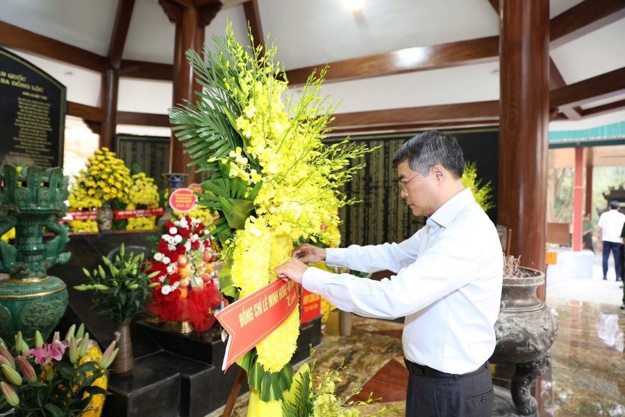 Thủ tướng Ch&iacute;nh phủ L&ecirc; Minh Hưng d&acirc;ng hoa tại Nh&agrave; bia tưởng niệm Liệt sĩ thanh ni&ecirc;n xung phong to&agrave;n quốc