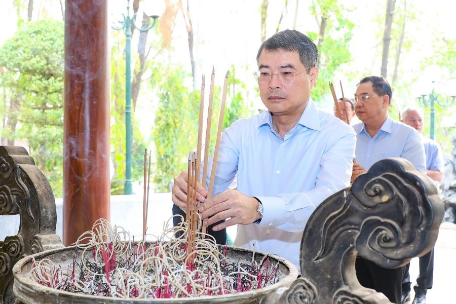 Thủ tướng Ch&iacute;nh phủ L&ecirc; Minh Hưng d&acirc;ng hương tại Nh&agrave; bia tưởng niệm Liệt sĩ thanh ni&ecirc;n xung phong to&agrave;n quốc
