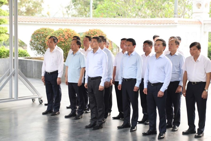 Thủ tướng Ch&iacute;nh phủ L&ecirc; Minh Hưng v&agrave; đo&agrave;n c&ocirc;ng t&aacute;c d&acirc;ng hương, d&acirc;ng hoa tại khu mộ 10 nữ anh h&ugrave;ng liệt sĩ thanh ni&ecirc;n xung phong hy sinh tại Ng&atilde; ba Đồng Lộc