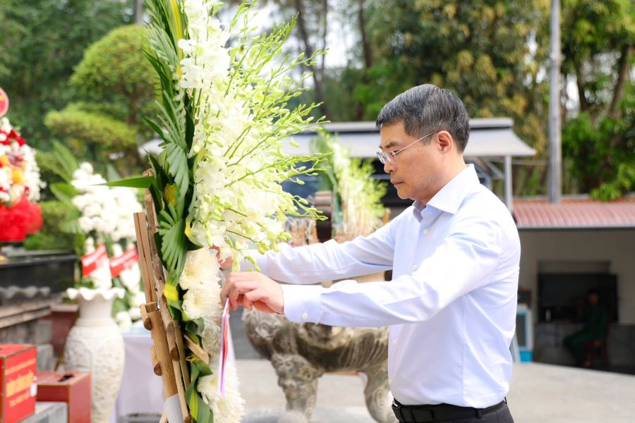 Thủ tướng Ch&iacute;nh phủ L&ecirc; Minh Hưng d&acirc;ng hoa tại phần mộ 10 nữ anh h&ugrave;ng liệt sĩ thanh ni&ecirc;n xung phong