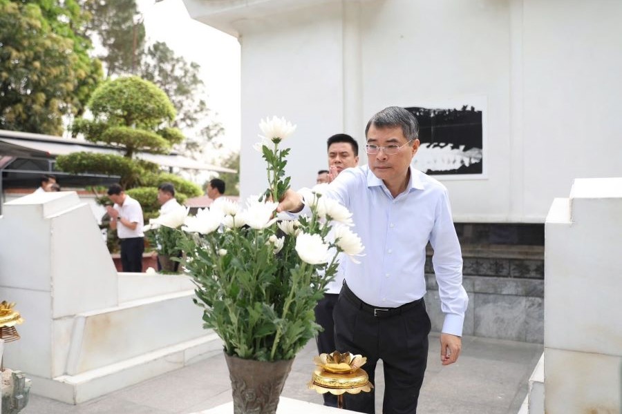 Thủ tướng Ch&iacute;nh phủ L&ecirc; Minh Hưng d&acirc;ng hoa tại phần mộ 10 nữ anh h&ugrave;ng liệt sĩ thanh ni&ecirc;n xung phong