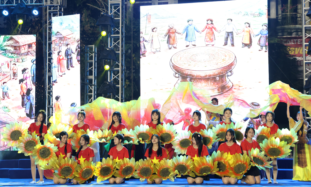 Tiết mục dự thi của Trường Trung học phổ th&ocirc;ng Hiệp H&ograve;a số 5.