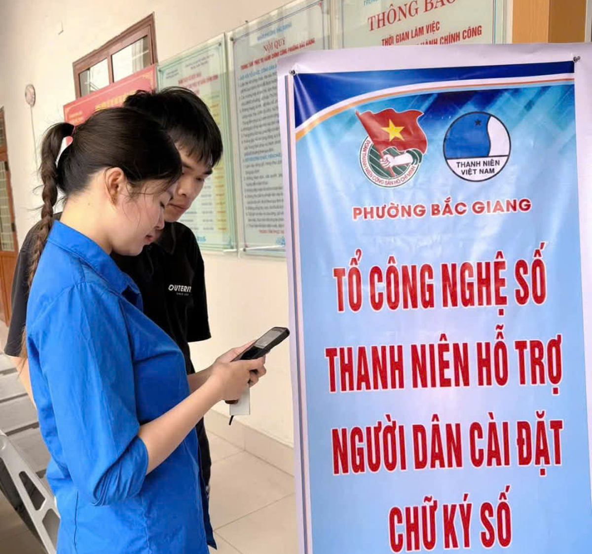 Th&agrave;nh vi&ecirc;n Tổ c&ocirc;ng nghệ số cộng đồng Phường Bắc Giang hỗ trợ người d&acirc;n c&agrave;i đặt c&aacute;c ứng dụng số.