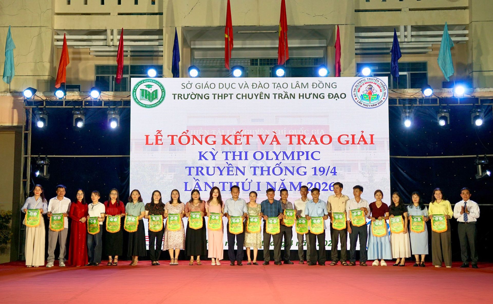 Ban tổ chức trao cờ lưu niệm cho 116 đơn vị trường học tham gia kỳ thi Olympic lần thứ I - 2026