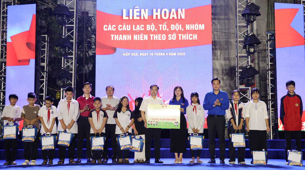 C&aacute;c đại biểu v&agrave; đơn vị t&agrave;i trợ trao học bổng 