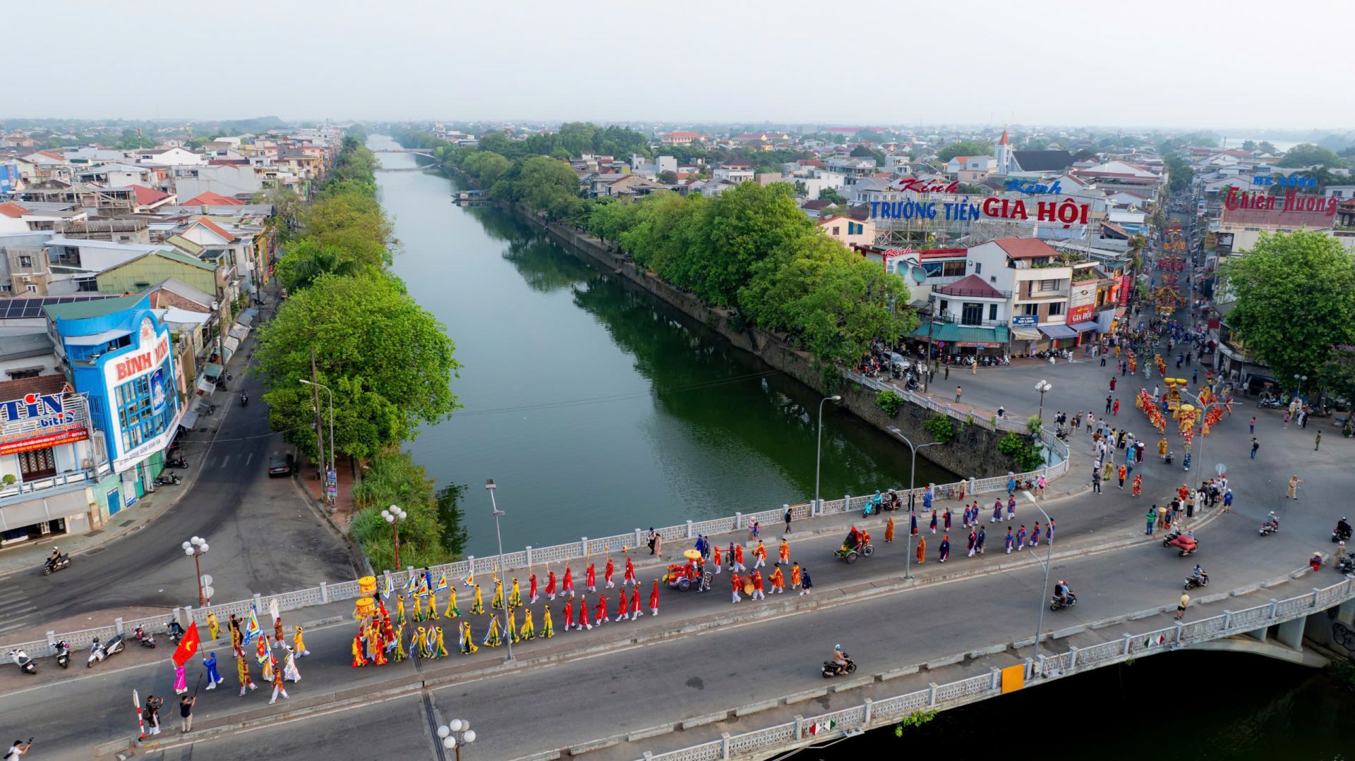 ... qua Cầu Gia Hội