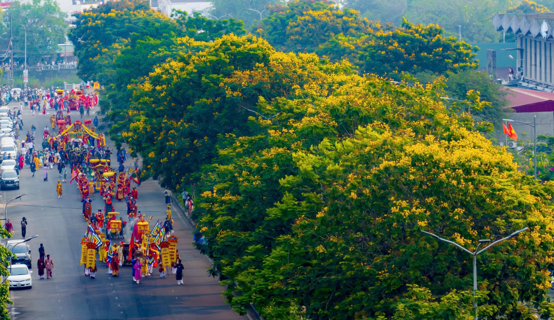 ... di qua c&aacute;c tuyến phố