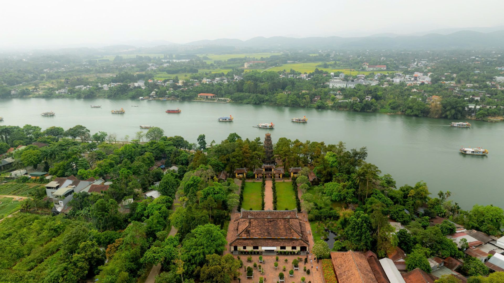 Đo&agrave;n rước xuống thuyến đi ngược s&ocirc;ng Hương l&ecirc;n Điện Huệ Nam (c&ograve;n gọi l&agrave; Điện H&ograve;n Ch&eacute;n)
