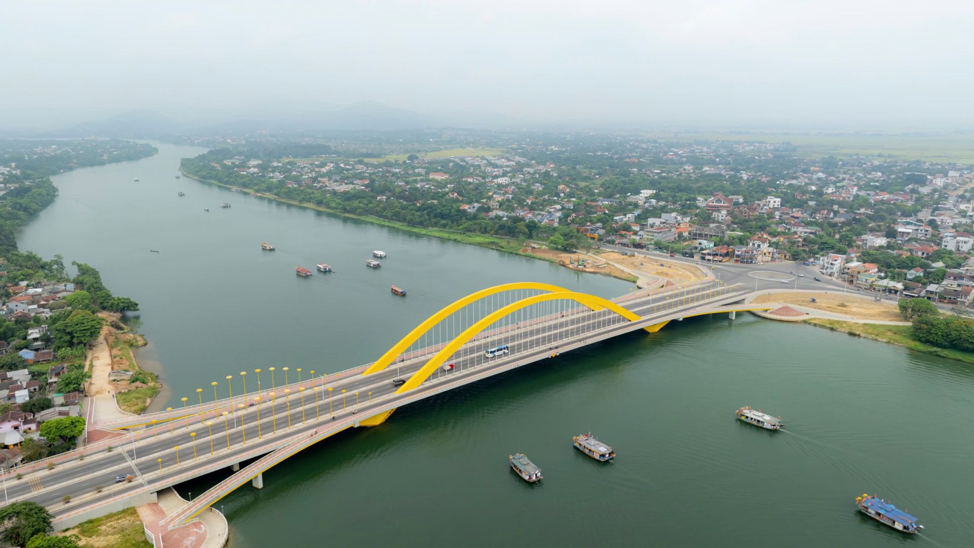 ... vượt qua cầu Nguyễn Ho&agrave;ng