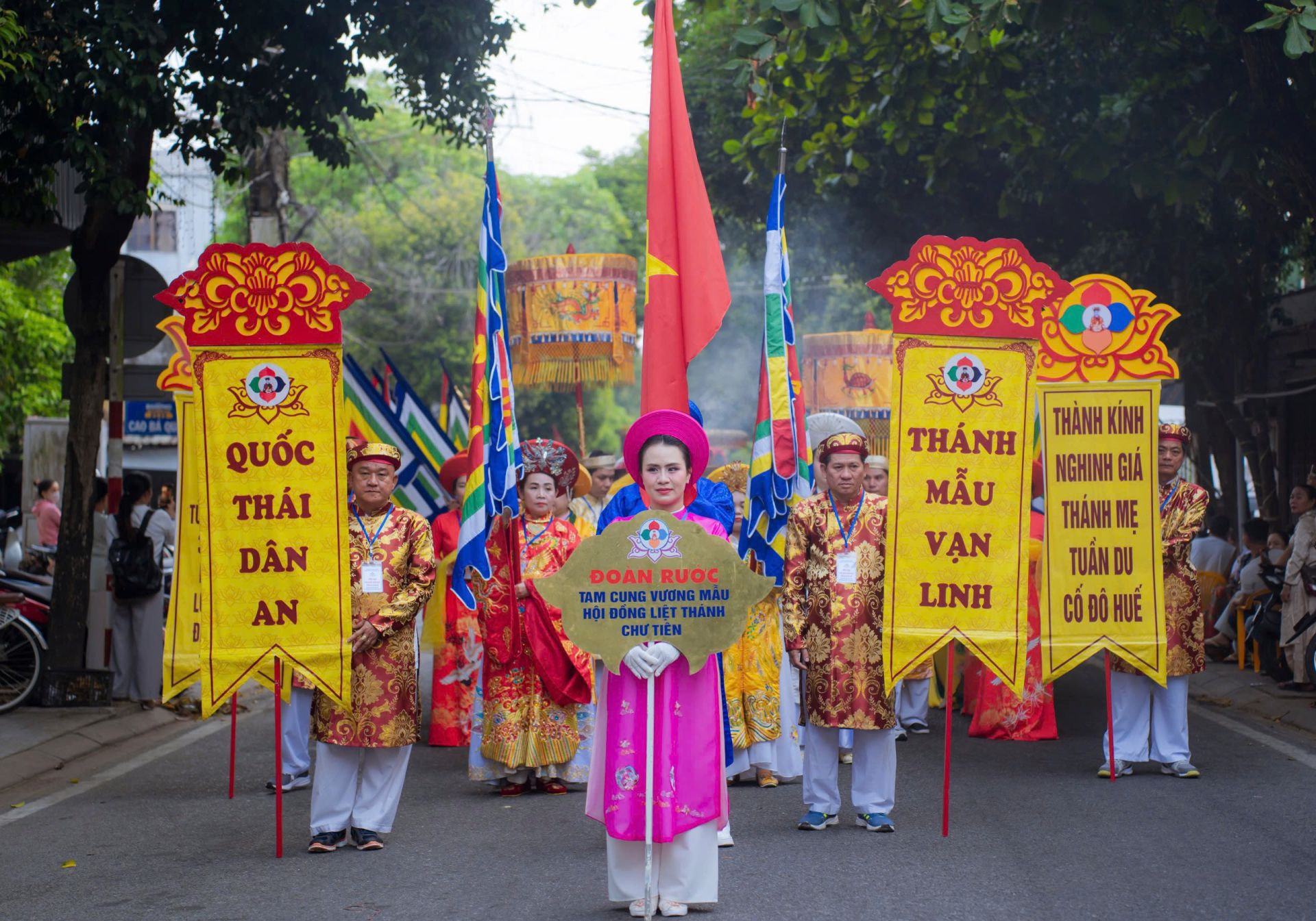 Đo&agrave;n rước từ Th&aacute;nh đường Thi&ecirc;n Ti&ecirc;n Th&aacute;nh gi&aacute;o 352 Chi Lăng