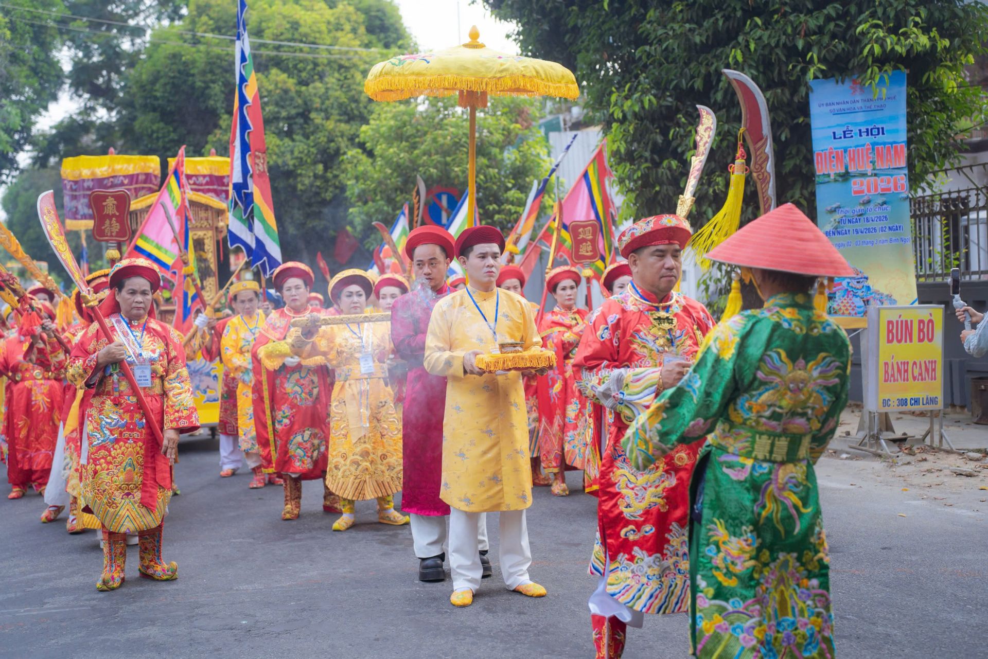 Đo&agrave;n rước rực rỡ sắc m&agrave;u