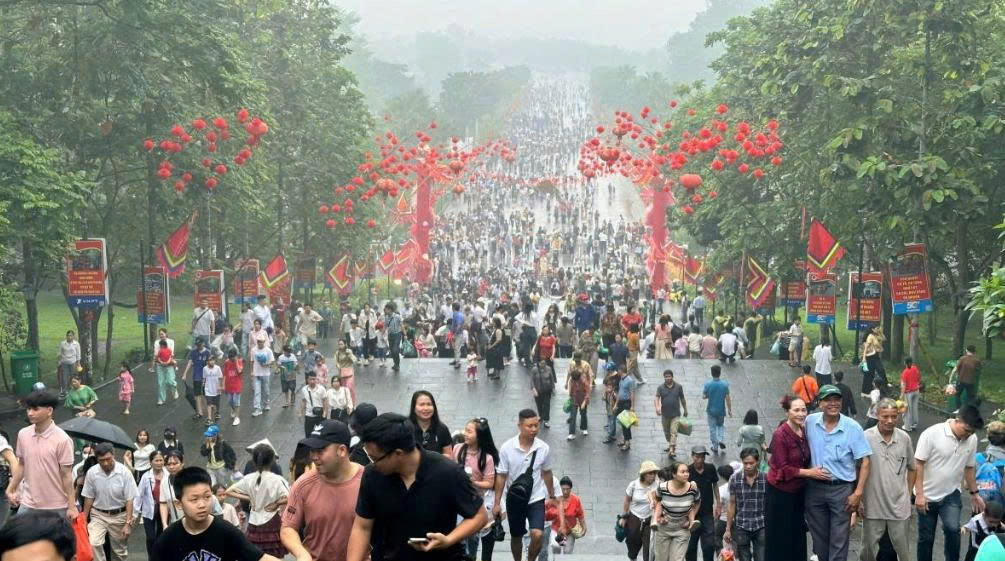 Phú Thọ: Mưa nặng hạt, Đền Hùng vẫn kín dòng người