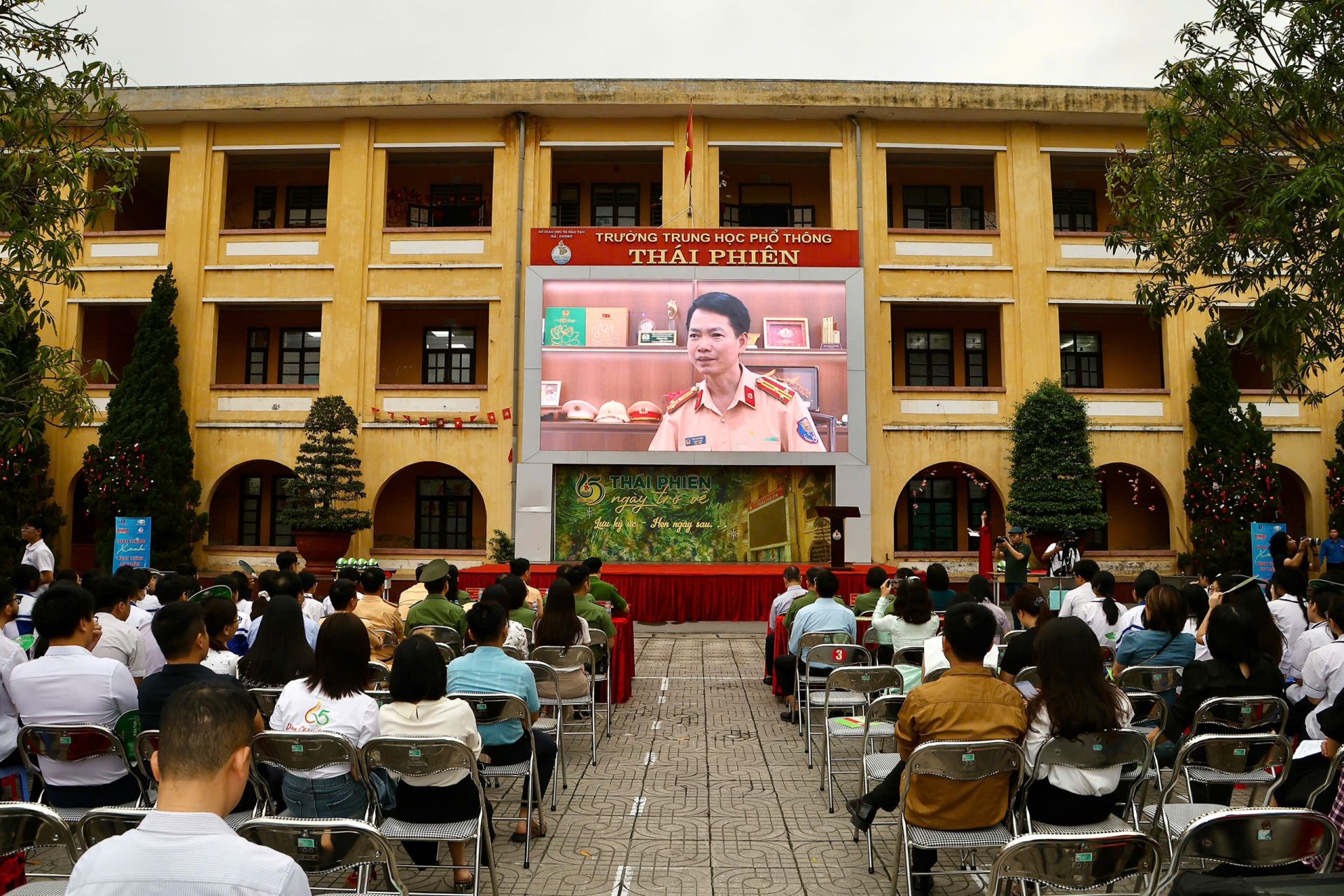To&agrave;n cảnh chương tr&igrave;nh tuy&ecirc;n truyền an to&agrave;n giao th&ocirc;ng v&agrave; ra mắt chuy&ecirc;n mục &ldquo;Giao th&ocirc;ng xanh&rdquo; tại Trường THPT Th&aacute;i Phi&ecirc;n.