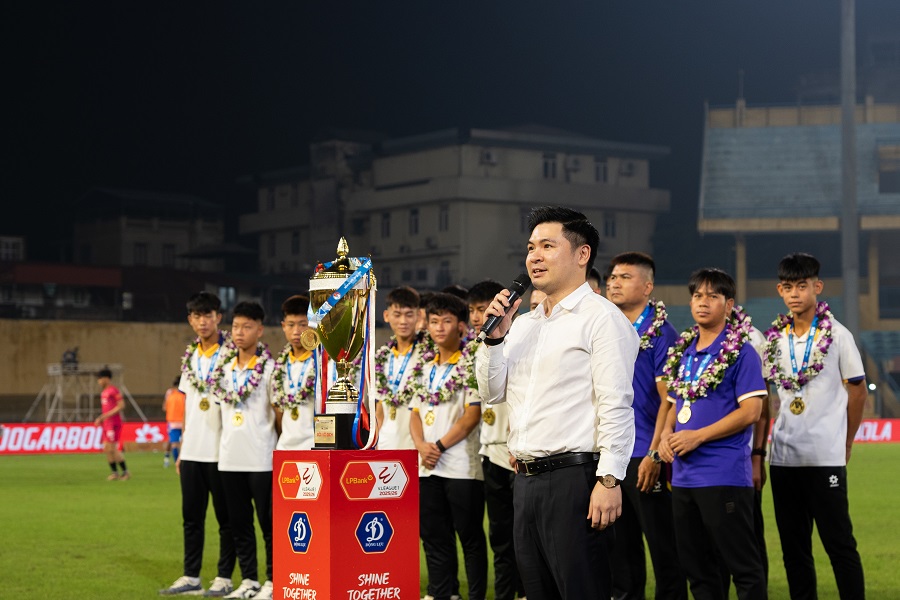 Chủ tịch H&agrave; Nội FC Đỗ Vinh Quang vinh danh th&agrave;nh t&iacute;ch v&ocirc; địch của U15