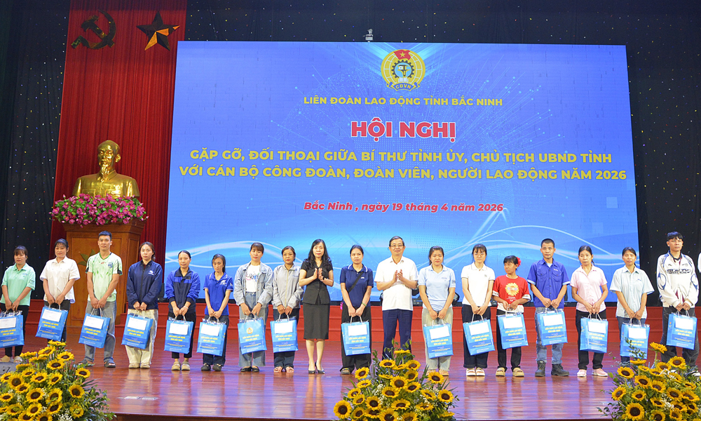 Chủ tịch UBND tỉnh Phạm Ho&agrave;ng Sơn v&agrave; đại diện Ng&acirc;n h&agrave;ng TMCP Ngoại thương Việt Nam, Chi nh&aacute;nh Bắc Giang tặng qu&agrave; cho c&ocirc;ng nh&acirc;n trong c&aacute;c doanh nghiệp.