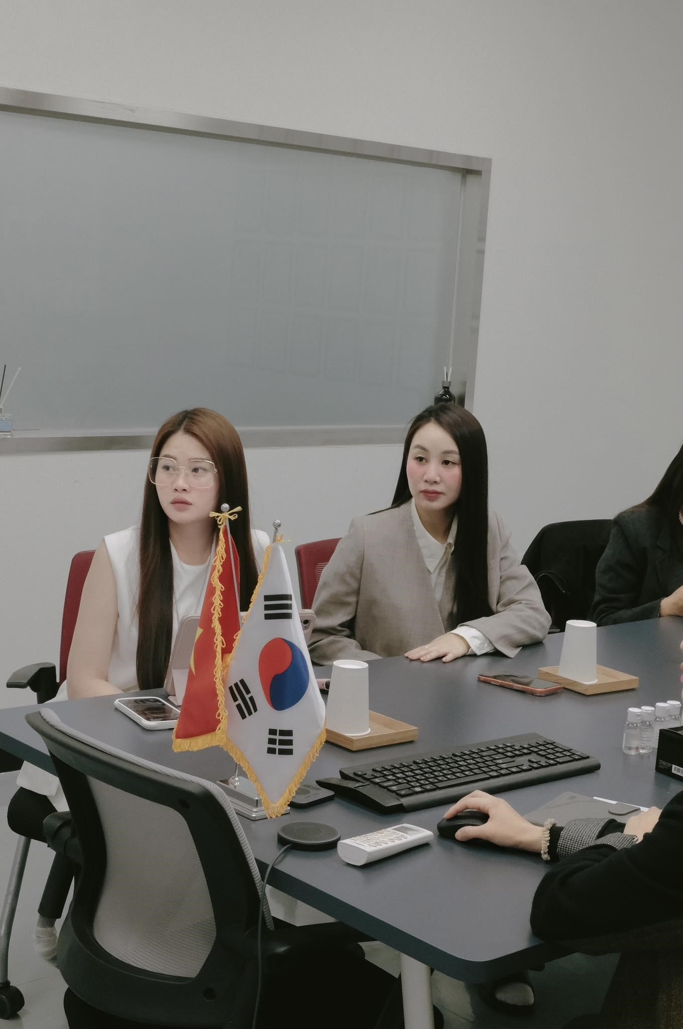 Tạ Thị H&ograve;a c&ugrave;ng nhau thảo luận v&agrave; trải nghiệm c&aacute;c d&ograve;ng sản phẩm