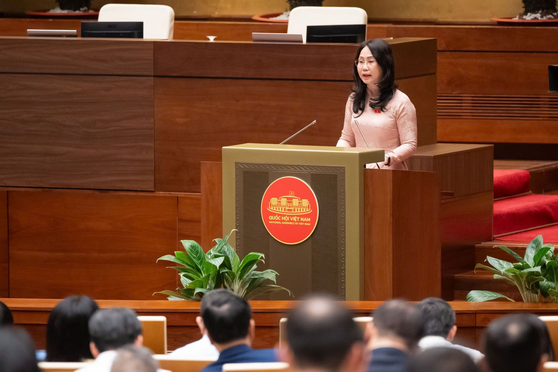 Bộ trưởng Bộ Văn h&oacute;a, Thể thao v&agrave; Du lịch L&acirc;m Thị Phương Thanh đọc Tờ tr&igrave;nh dự thảo Nghị quyết của Quốc hội về ph&aacute;t triển văn h&oacute;a Việt Nam