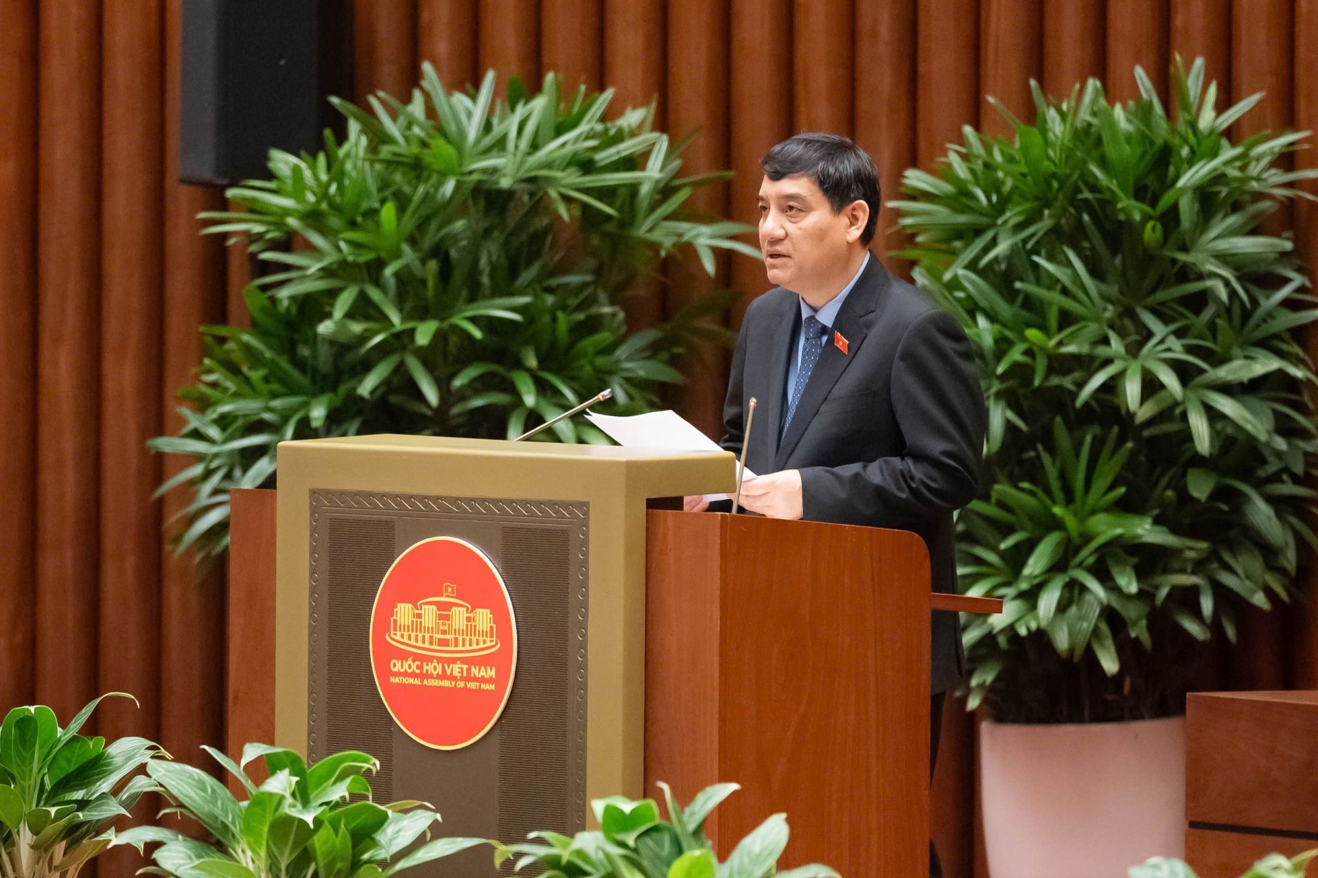 Chủ nhiệm Ủy ban Văn h&oacute;a v&agrave; X&atilde; hội của Quốc hội Nguyễn Đắc Vinh tr&igrave;nh b&agrave;y B&aacute;o c&aacute;o Thẩm tra dự thảo Nghị quyết của Quốc hội về ph&aacute;t triển văn h&oacute;a Việt Nam