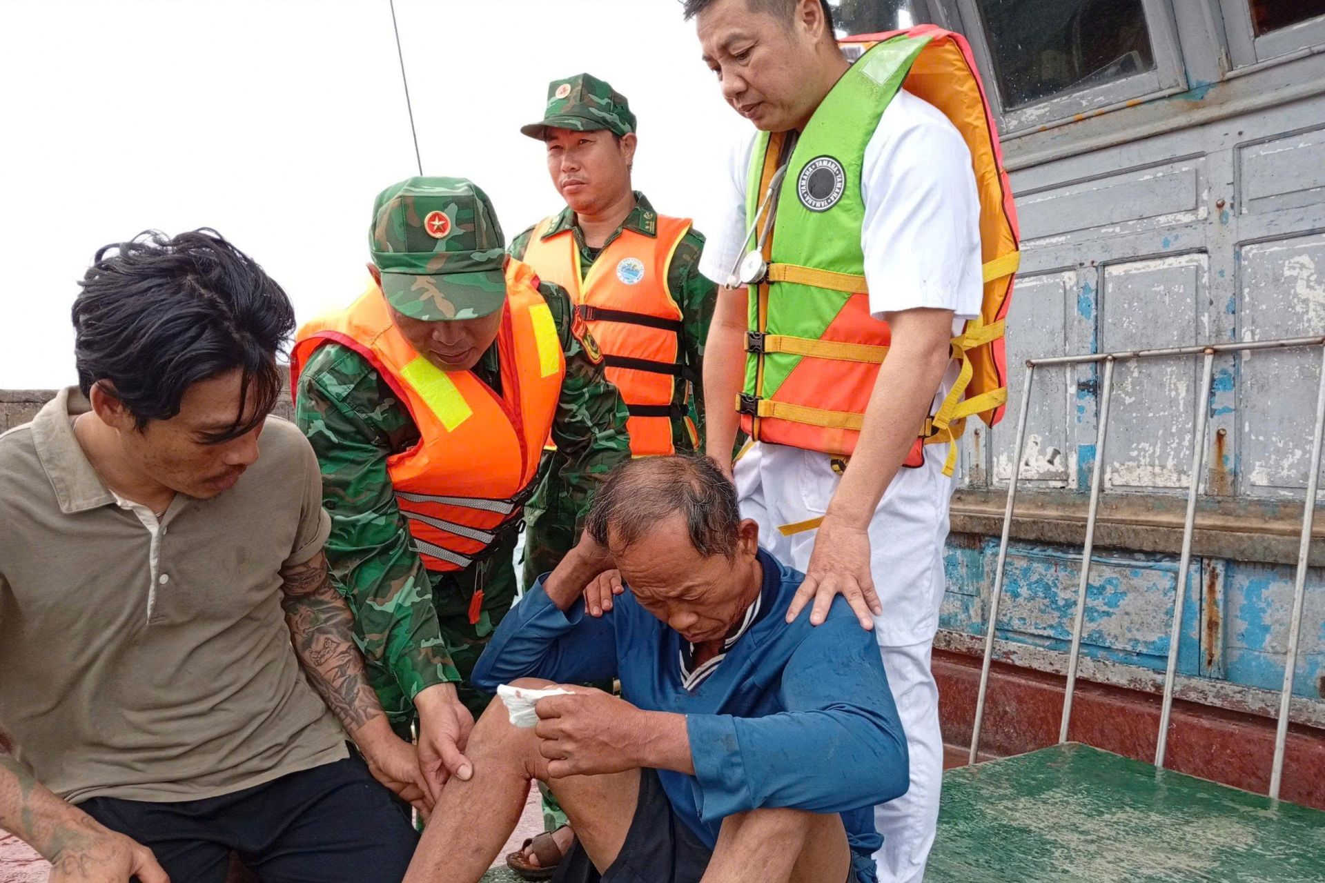 Hải Phòng: Kịp thời cứu nạn ngư dân bị chấn thương nặng trên vùng biển Bạch Long Vĩ