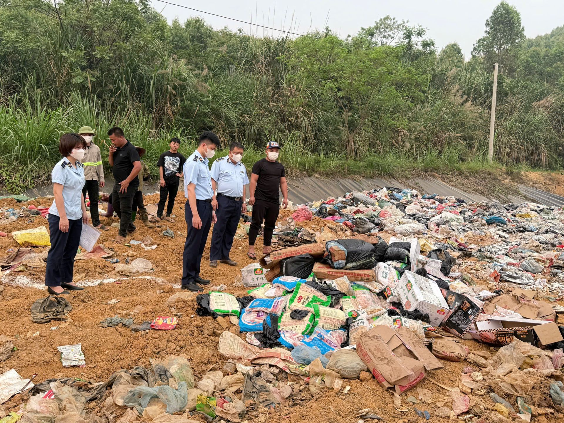 Tuyên Quang: Xử phạt và tiêu hủy hơn 2,3 tấn thực phẩm đông lạnh không rõ nguồn gốc