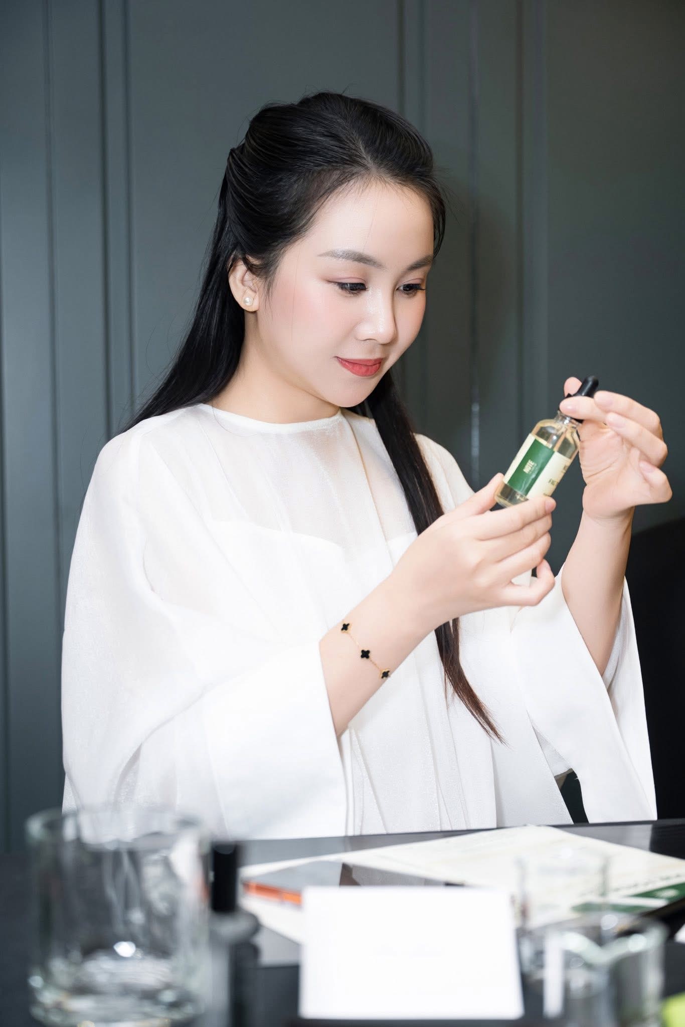 Li&ecirc;n tục trau dồi v&agrave; cập nhật kiến thức l&agrave; một mắt x&iacute;ch quan trọng trong &ldquo;hệ thống&rdquo; quy tr&igrave;nh l&agrave;m việc của Tạ Thị H&ograve;a (Nguồn: Tạ Thị H&ograve;a)