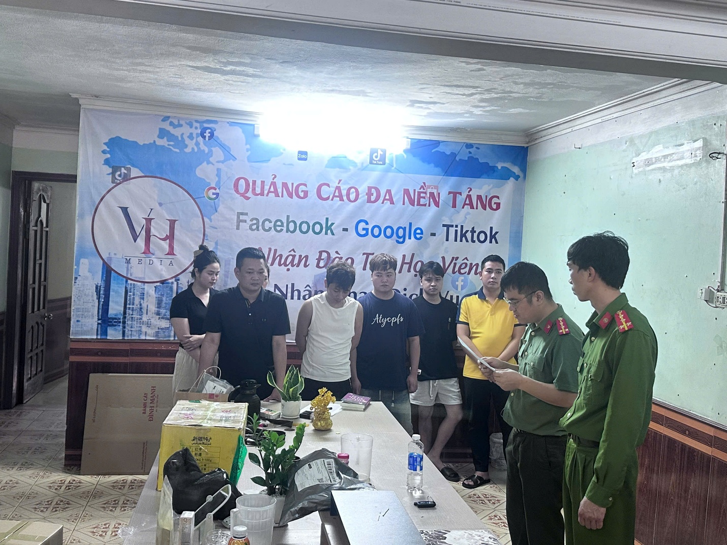 C&ocirc;ng an tỉnh Hưng Y&ecirc;n tống đạt c&aacute;c quyết định tổ tụng đối với c&aacute;c bị can