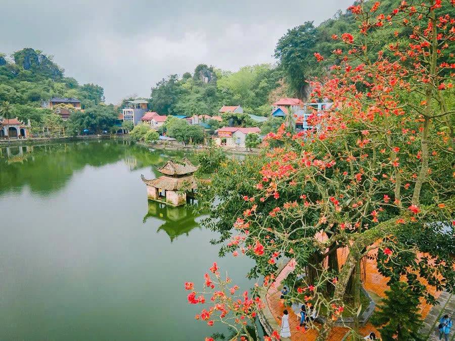 To&agrave;n cảnh hồ Long Tr&igrave; trong khu di t&iacute;ch ch&ugrave;a Thầy (Quốc Oai, H&agrave; Nội) nh&igrave;n từ tr&ecirc;n cao, kh&ocirc;ng gian xanh m&aacute;t, y&ecirc;n b&igrave;nh đặc trưng của v&ugrave;ng xứ Đo&agrave;i.
