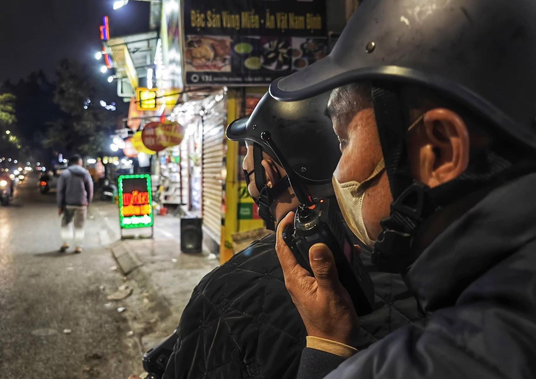 Lực lượng chức năng h&oacute;a trang, sử dụng thiết bị nghiệp vụ ghi nhận vi phạm giao th&ocirc;ng tr&ecirc;n tuyến phố H&agrave; Nội, phục vụ c&ocirc;ng t&aacute;c kiểm tra, xử l&yacute; &ldquo;xe d&ugrave;, bến c&oacute;c&rdquo;.