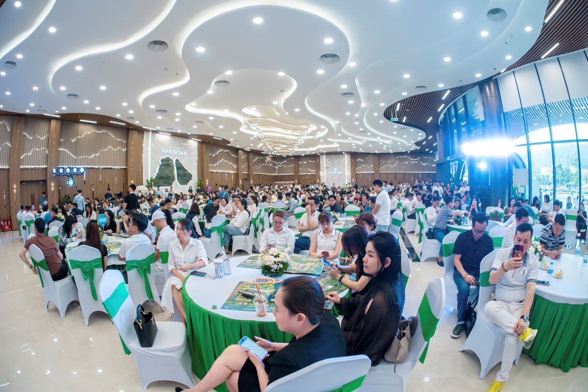 Hai ng&agrave;y cuối tuần, Vinhomes Global Gate Hạ Long đ&oacute;n hơn 3.500 kh&aacute;ch h&agrave;ng, nh&agrave; đầu tư