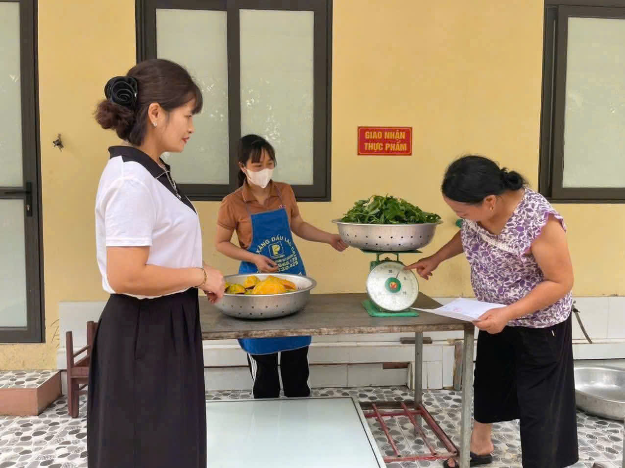 Phường Cam Đường ra qu&acirc;n kiểm tra bếp ăn tập thể