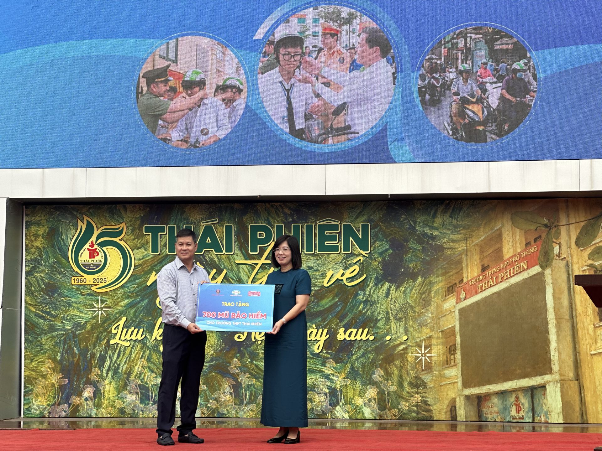 &Ocirc;ng Chu Văn Phương - TV. HĐQT, Tổng gi&aacute;m đốc C&Ocirc;ng ty CP Nhựa Thiếu ni&ecirc;n Tiền Phong trao tặng 700 mũ bảo hiểm cho Trường THPT Th&aacute;i Phi&ecirc;n.