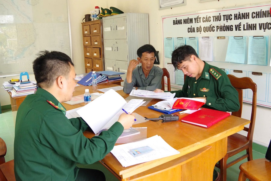 Bi&ecirc;n ph&ograve;ng L&acirc;m Đồng kiểm tra c&aacute;c thủ tục theo quy định đối với người v&agrave; phương tiện tham gia khai th&aacute;c hải sản