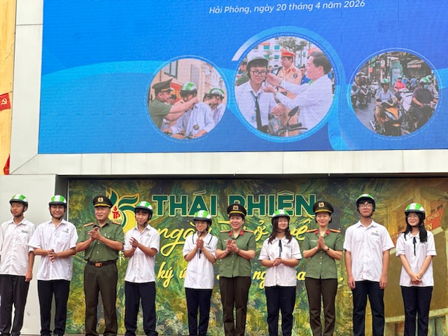 Đại diện doanh nghiệp v&agrave; C&ocirc;ng an th&agrave;nh phố trao tặng mũ bảo hiểm đạt chuẩn cho học sinh, thanh thiếu ni&ecirc;n.