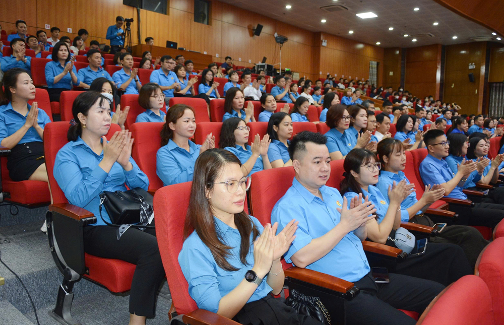 Đ&ocirc;ng đảo c&aacute;n bộ c&ocirc;ng đo&agrave;n, người lao động tham dự hội nghị đối thoại.