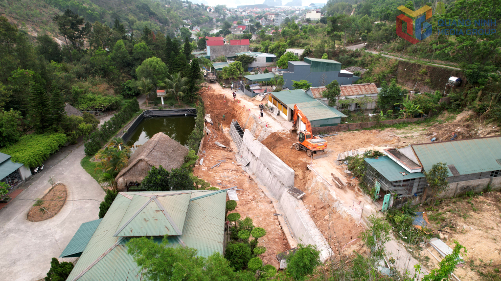 Phường Cửa &Ocirc;ng khẩn trương ho&agrave;n thiện k&egrave; chống sạt lở v&agrave; mở rộng suối tho&aacute;t nước tại khu Cẩm Thịnh 4B