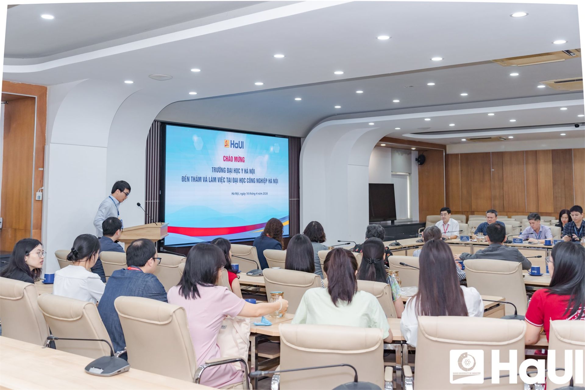 Quang cảnh buổi l&agrave;m việc