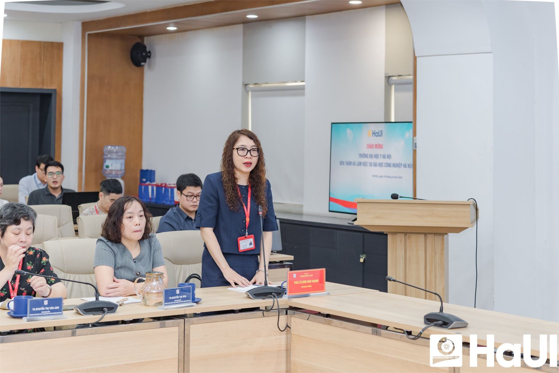 PGS.TS.BS. Kim Bảo Giang - Ph&oacute; Hiệu trưởng Trường Đại học Y H&agrave; Nội chia sẻ tại buổi l&agrave;m việc