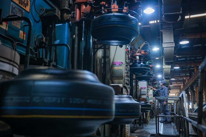 C&aacute;n bộ kỹ thuật theo d&otilde;i, vận h&agrave;nh d&acirc;y chuyền sản xuất lốp ứng dụng c&ocirc;ng nghệ hiện đại tại nh&agrave; m&aacute;y