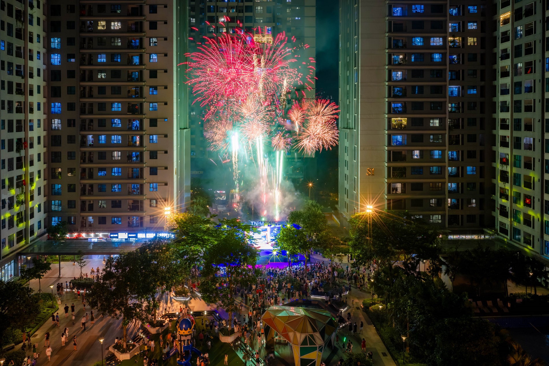 Dấu ấn rực rỡ của ROX Group qua các chặng đường kiến tạo