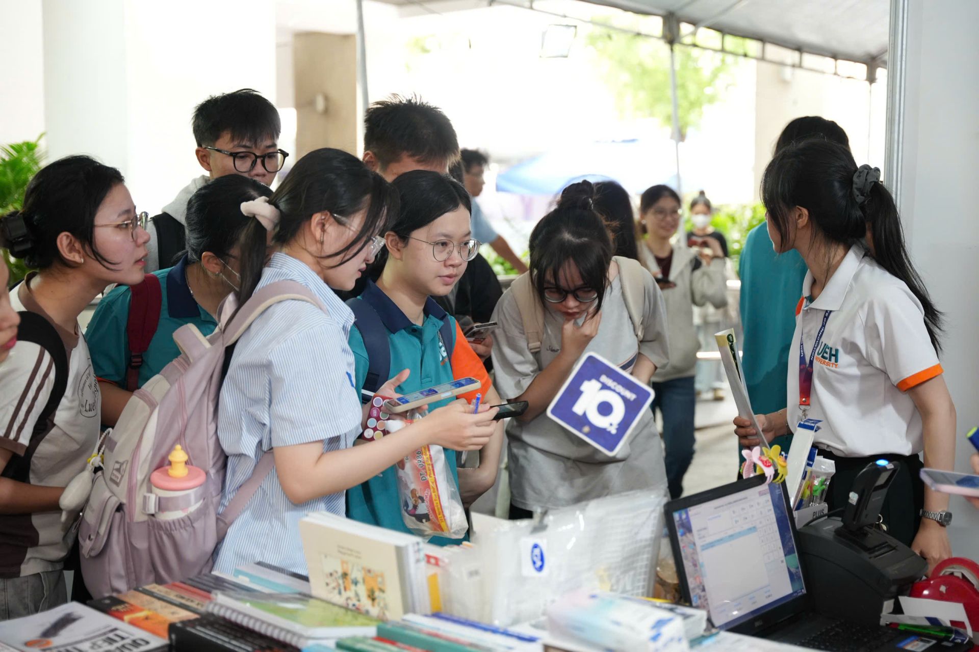 đ&atilde; huy động gần 14 tỷ đồng cho c&aacute;c hoạt động gi&aacute;o dục v&agrave; ph&aacute;t triển bền vững, đồng thời kết nối hơn 5.000 cơ hội việc l&agrave;m chất lượng cao