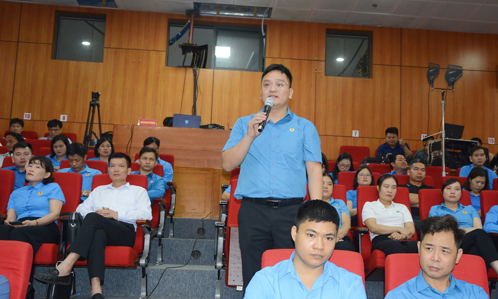 Đại biểu Đặng Văn Th&agrave;nh - Chủ tịch C&ocirc;ng đo&agrave;n C&ocirc;ng ty tr&aacute;ch nhiệm hữu hạn Samkwang Vina (Khu c&ocirc;ng nghiệp Quang Ch&acirc;u) n&ecirc;u &yacute; kiến.