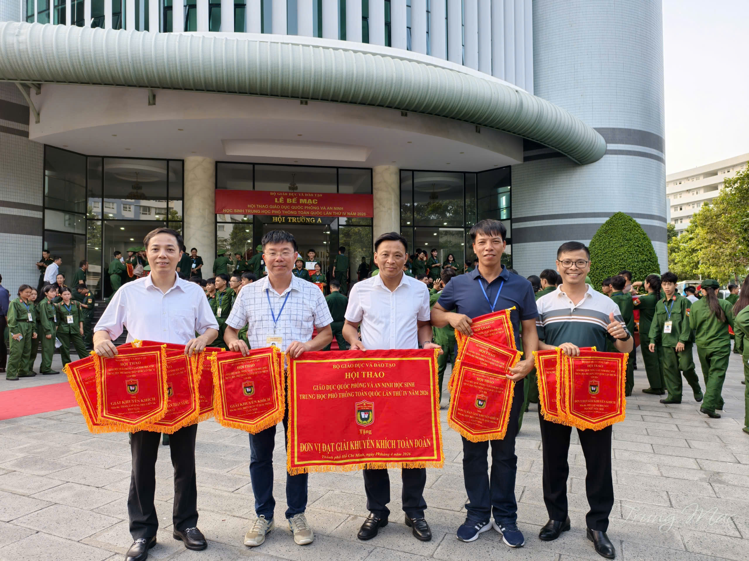 Huấn luyện vi&ecirc;n v&agrave; vận động vi&ecirc;n Đo&agrave;n Hải Ph&ograve;ng nhận Bằng khen ghi dấu nỗ lực v&agrave; th&agrave;nh t&iacute;ch nổi bật.