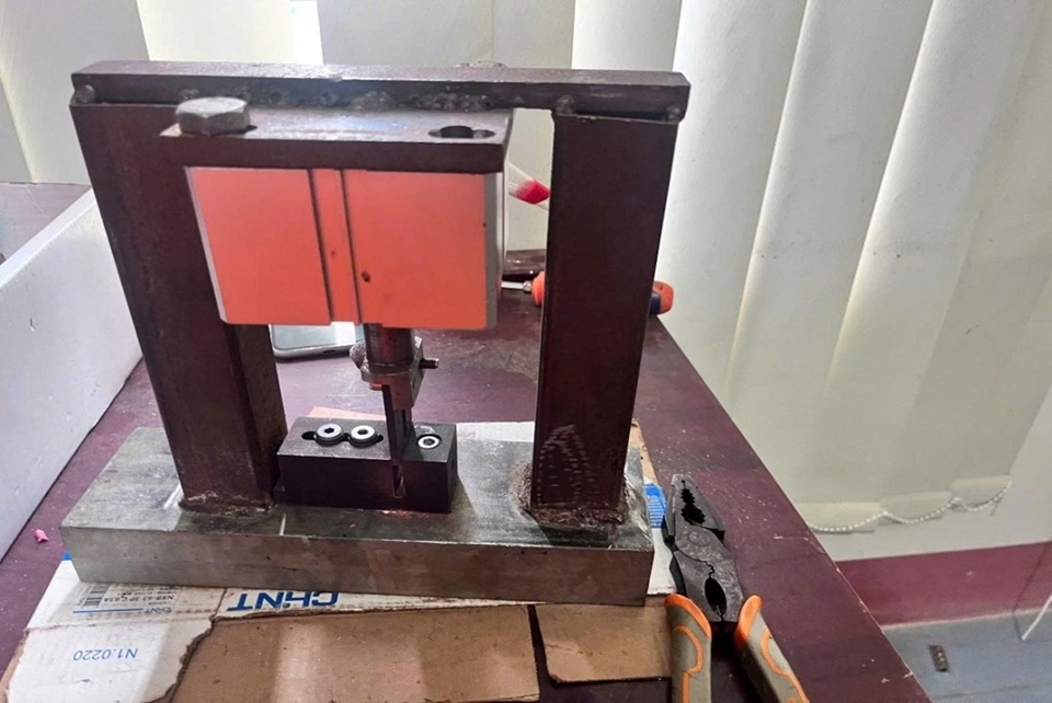 Giải ph&aacute;p sử dụng m&aacute;y dập đầu d&acirc;y nội h&ograve;m c&ocirc;ng tơ 1 pha gi&uacute;p tăng năng suất lao động, đảm bảo chất lượng v&agrave; t&iacute;nh đồng bộ trong thi c&ocirc;ng, lắp đặt. (T&aacute;c giả: Điện lực Đồng Hỷ)