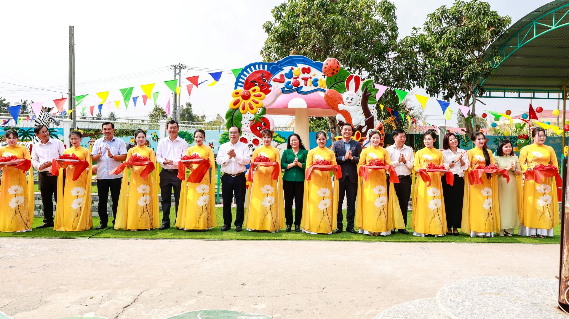 C&aacute;c đại biểu cắt băng kh&aacute;nh th&agrave;nh khu vui chơi Trường Mẫu gi&aacute;o Vĩnh Viễn 1