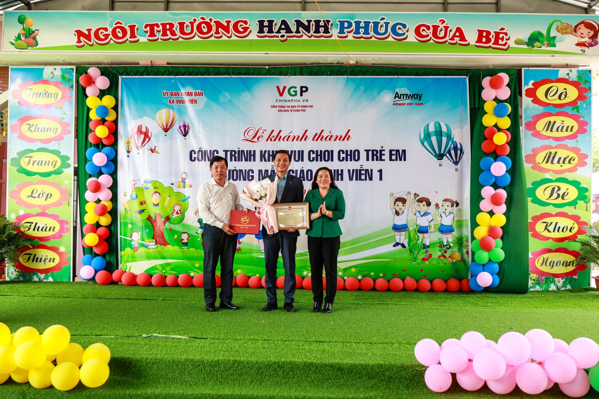 &Ocirc;ng Nguyễn Phương Sơn, Gi&aacute;m đốc Đối ngoại C&ocirc;ng ty TNHH Amway Việt Nam nhận Bằng khen của Chủ tịch UBND th&agrave;nh phố Cần Thơ