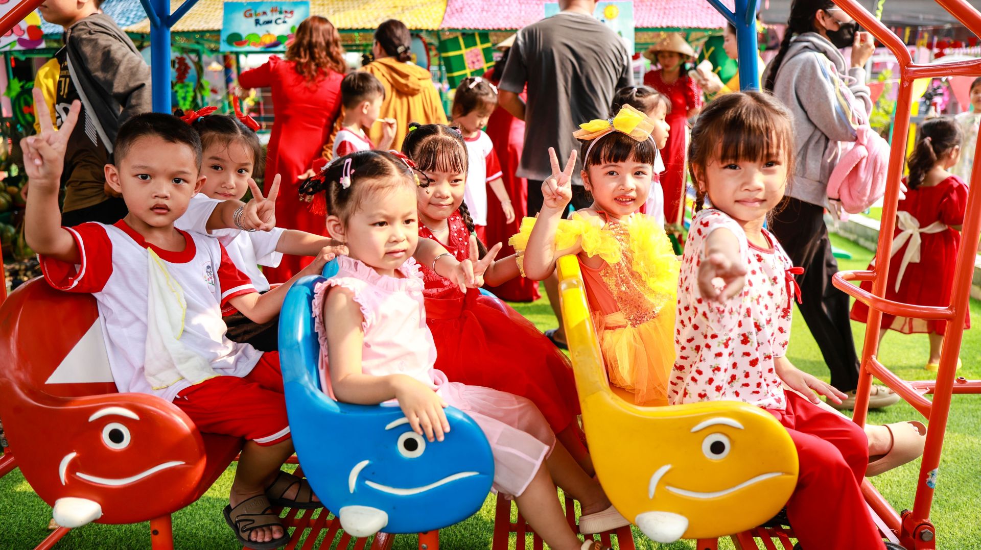 C&aacute;c em học sinh Trường Mẫu gi&aacute;o Vĩnh Viễn 1 h&agrave;o hứng vui chơi tại s&acirc;n chơi mới