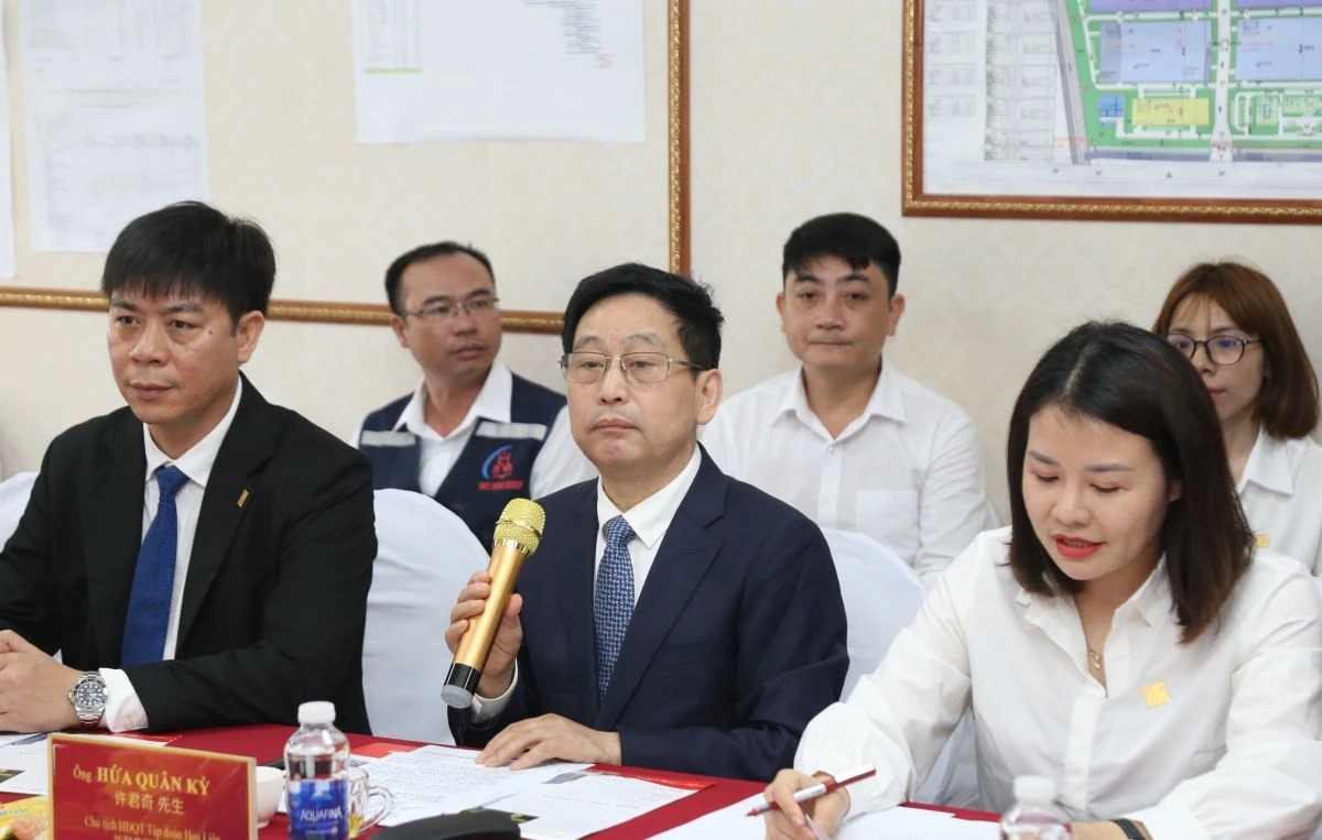 Chủ tịch HĐQT Tập đo&agrave;n Hoa Li&ecirc;n Hứa Qu&acirc;n Kỳ th&ocirc;ng tin về tiến độ triển khai dự &aacute;n.